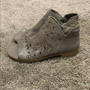 Cute open toed sandals. Taupe with glitter.